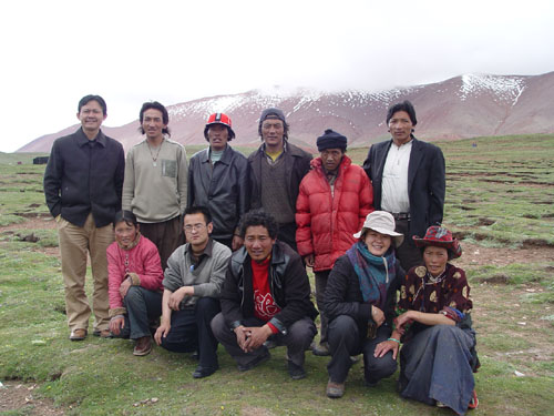 在长江源地区,调查组人员与另一家留宿我们的藏族牧民合影(2005年7月8日)