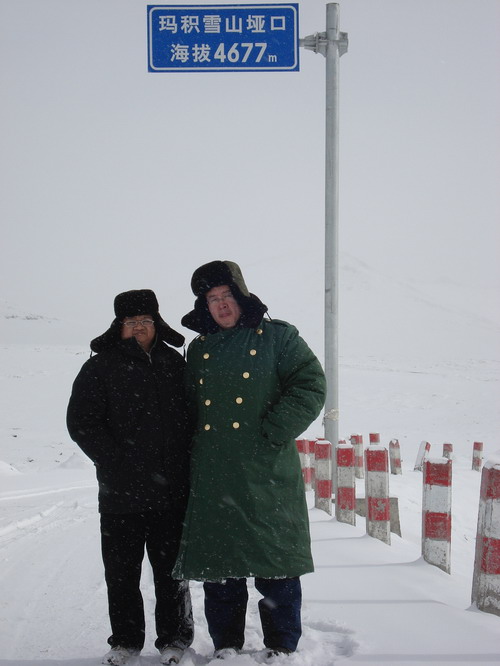 翻越阿尼玛沁雪山垭口，海拔4677米，2009年1月1日，桑哇摄
