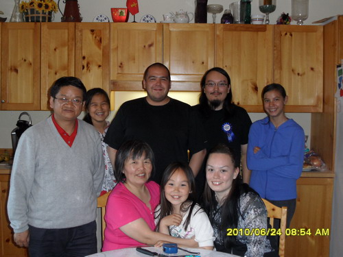 到因纽特人家参加生日聚会，2010年6月25日，Iqaluit