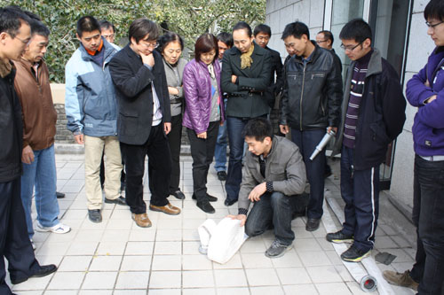 专业人员演示消火栓的使用要领