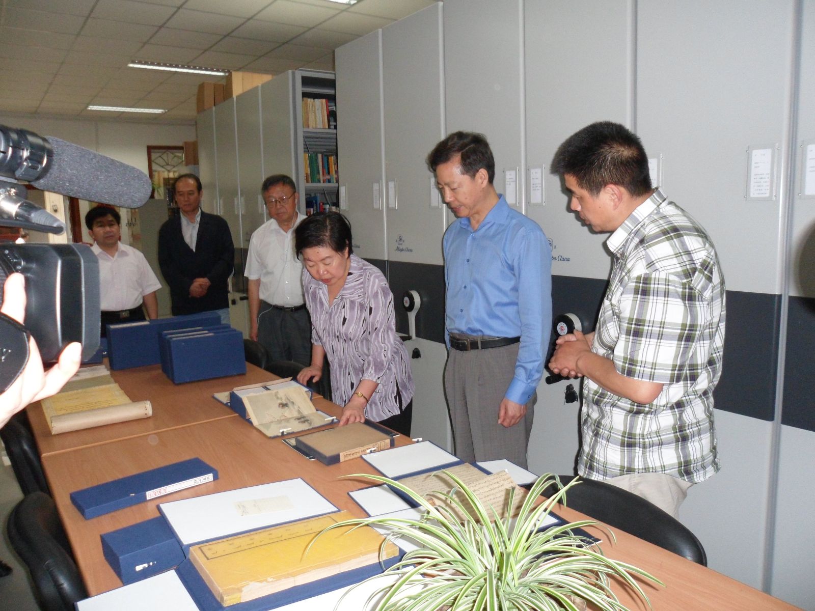 我院常务副院长赵胜轩、副院长武寅正在参观我所图书馆珍藏的古籍文献