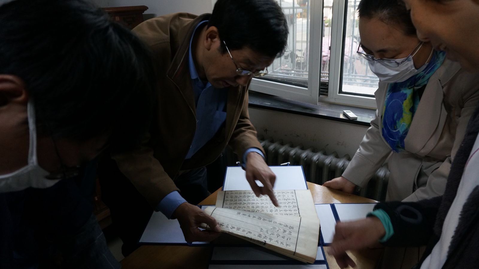 中国书店古籍部专家刘建章鉴定我所馆古籍
