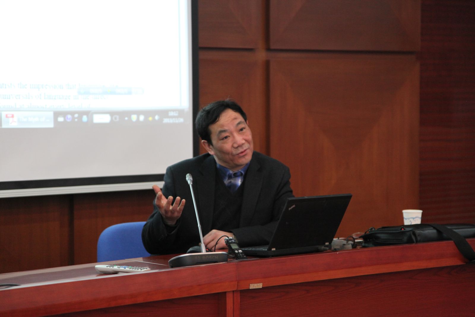 中国传媒大学文学院语言学及应用语言学系李大勤教授做报告（摄影：马爽）