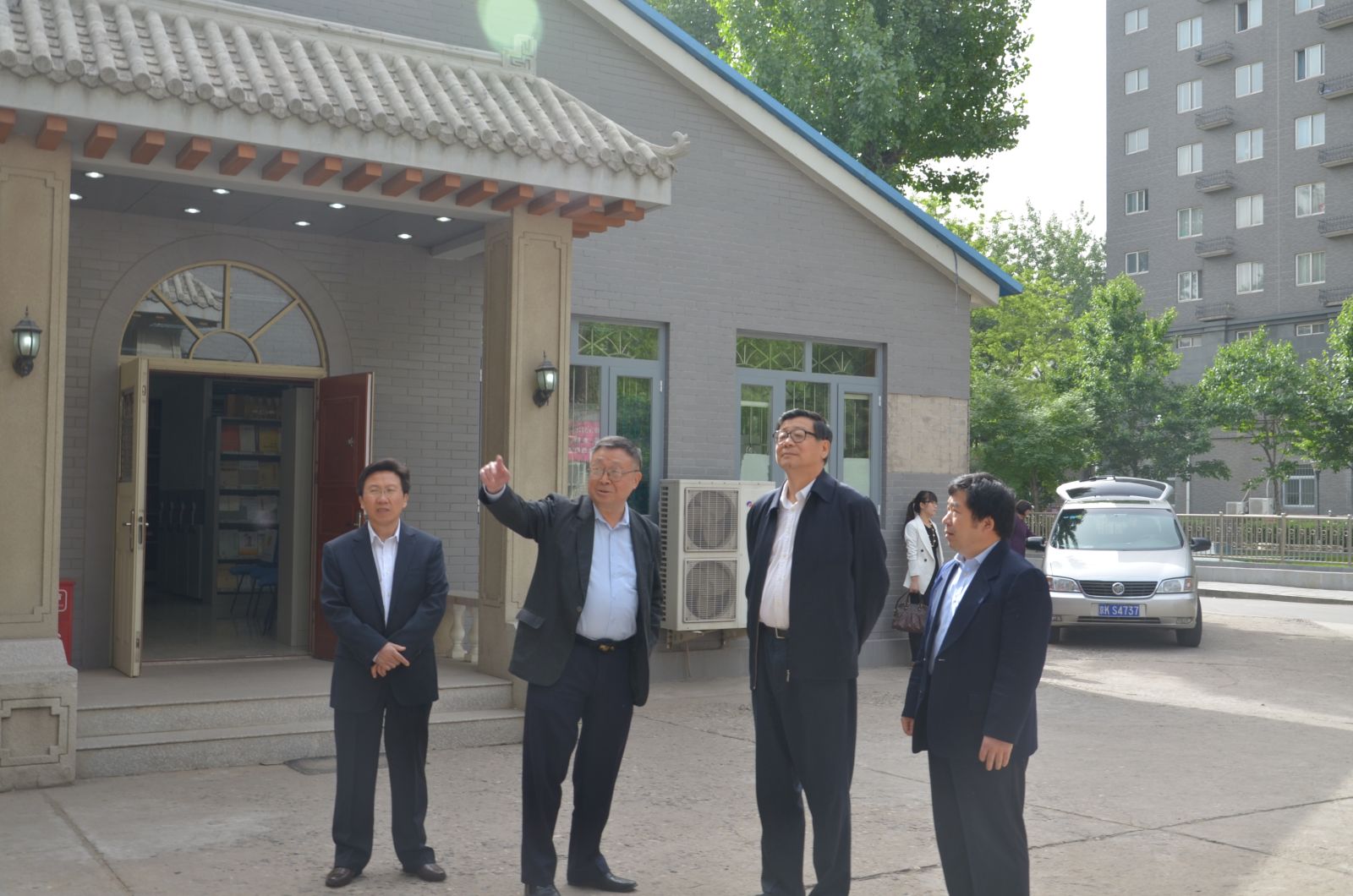 图为中国社会科学院院长、党组书记王伟光院长在所领导陪同下视察民族所 常海明摄