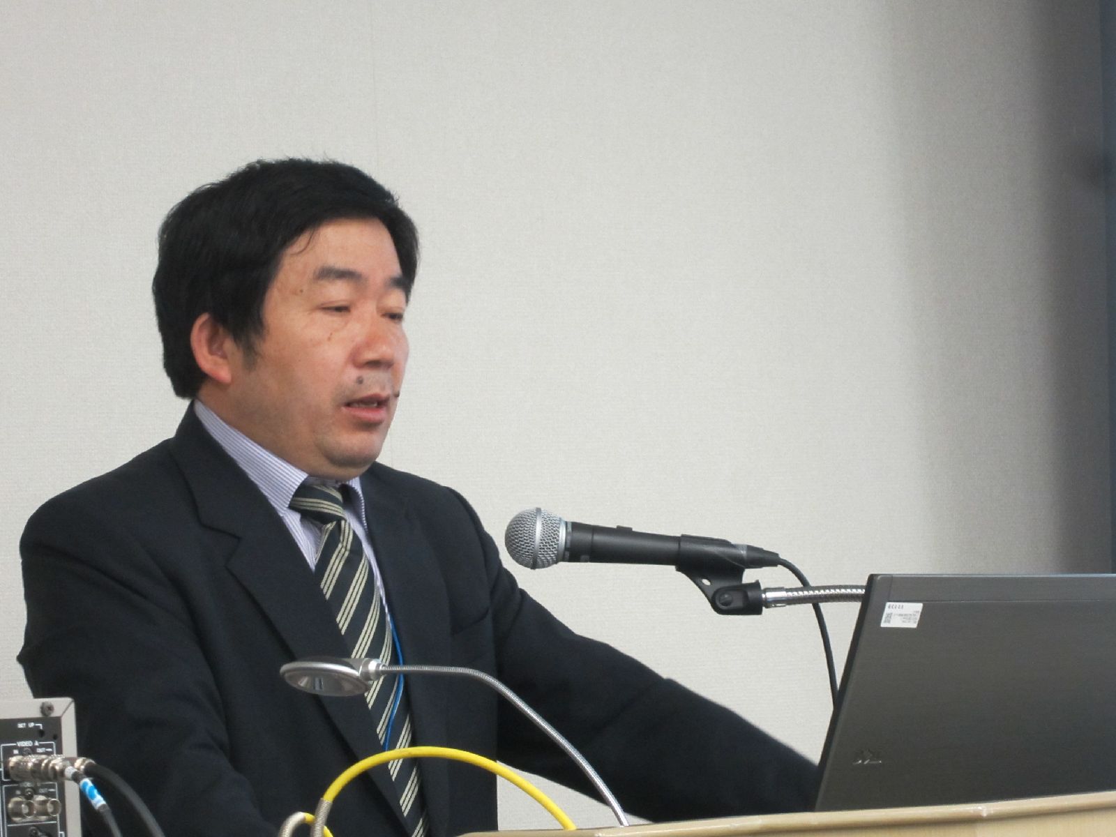 1，王延中所长在IUAES中期会议上宣读论文