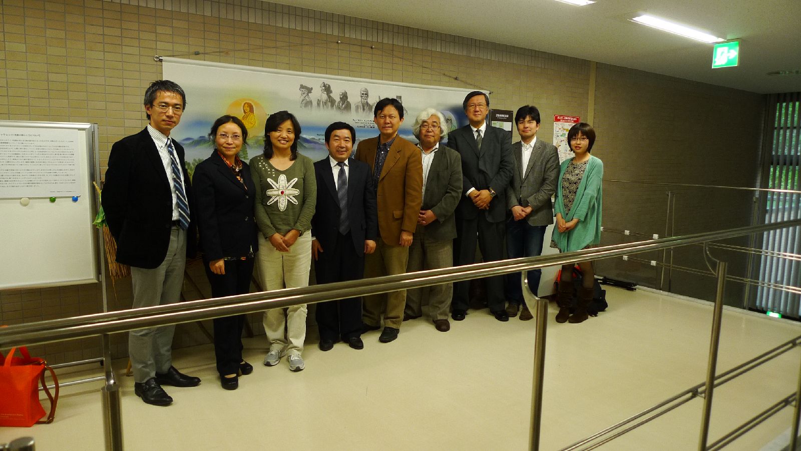 1-2代表团座谈会后与北海道大学爱努?先住民研究中心常本照树主任 右三 佐佐木教授右四落合研一教授右二翻译郭薇右一 北海道大学公共政策大学院柿泽未知教授等合影  摄影：日本学者