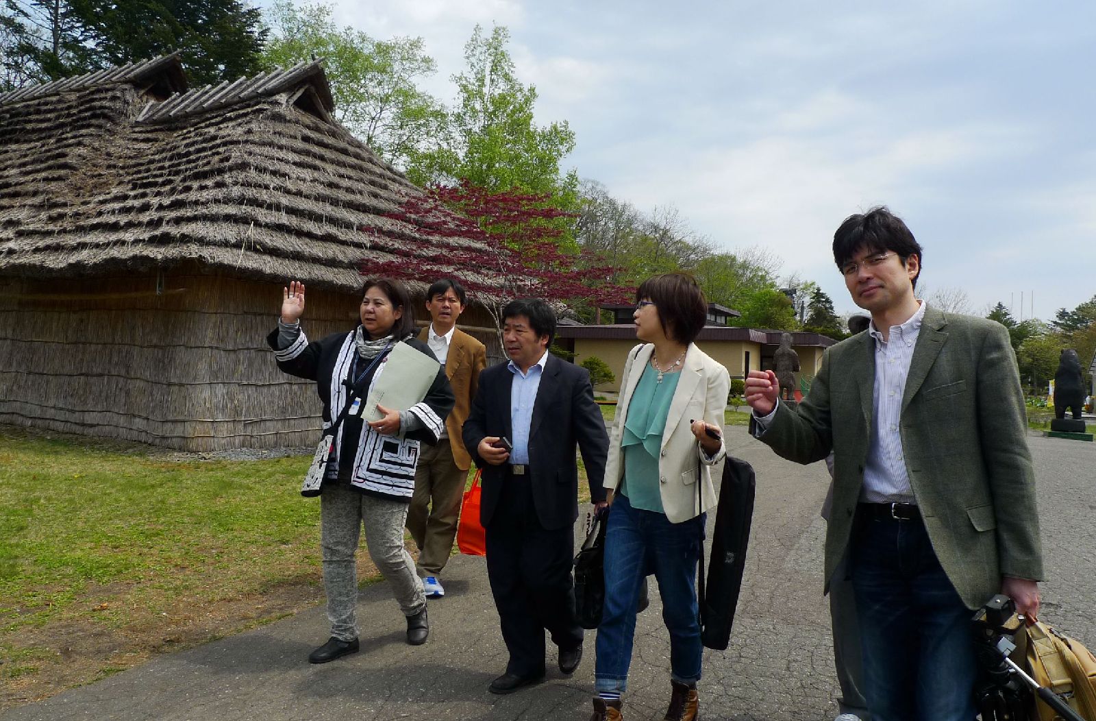 3-1 爱努民族博物馆调研途中 右一为北海道大学爱努?先住民研究中心的落合研一教授 右二为翻译郭薇  摄影：张小敏 