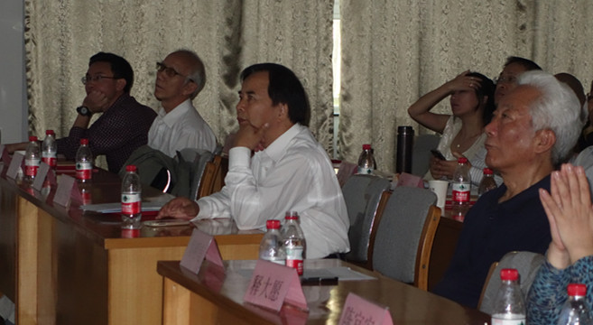 观影的中国人类学民族学研究会副主任周明甫（右一），秘书长黄忠彩（左三）