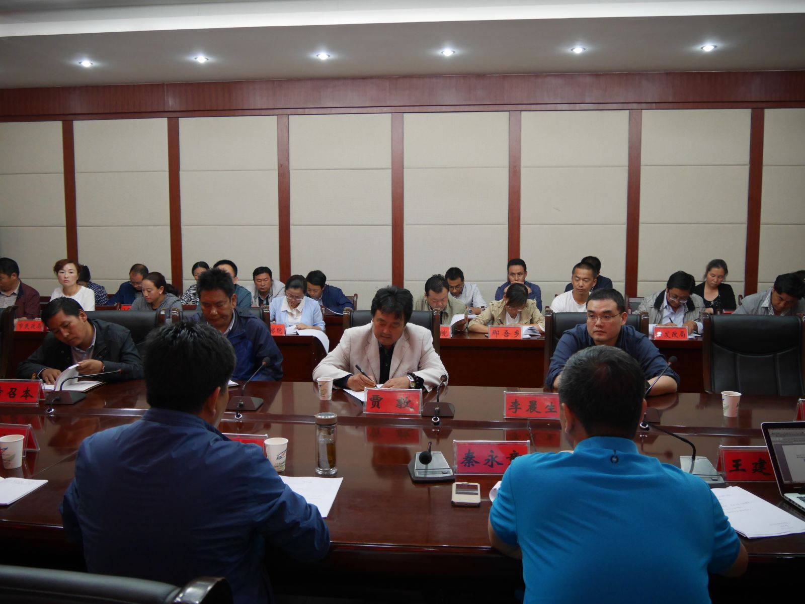 2.课题组在合作市政府召开座谈会