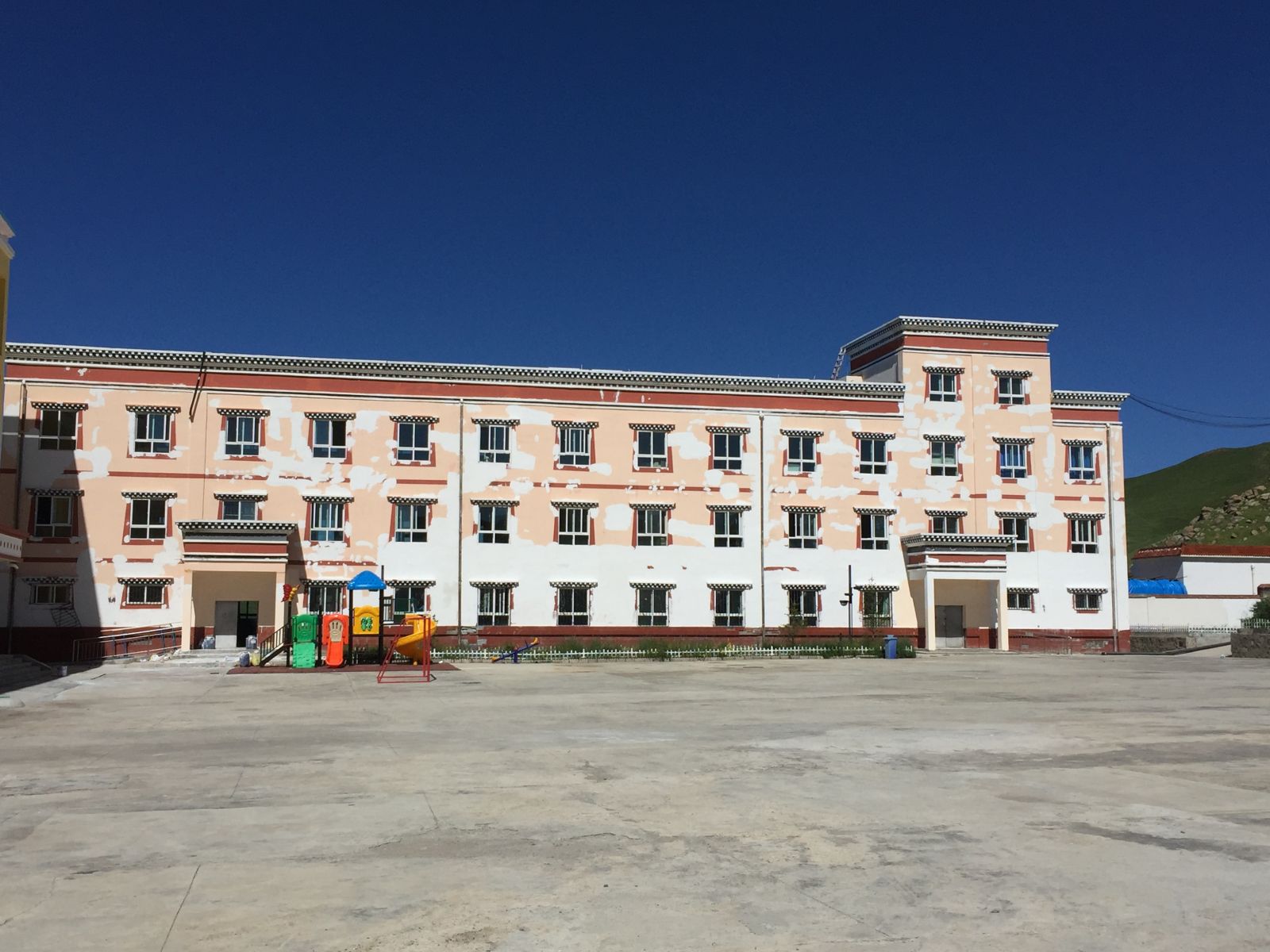 佐盖多玛乡中心小学住宿楼