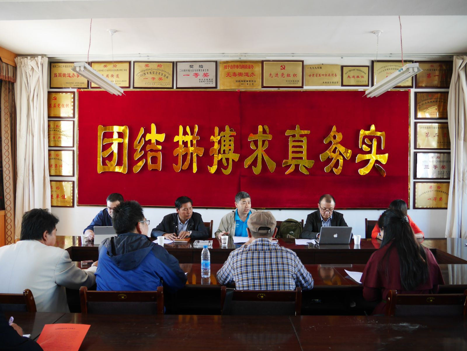 调研组在合作市当周街道办事处展开座谈