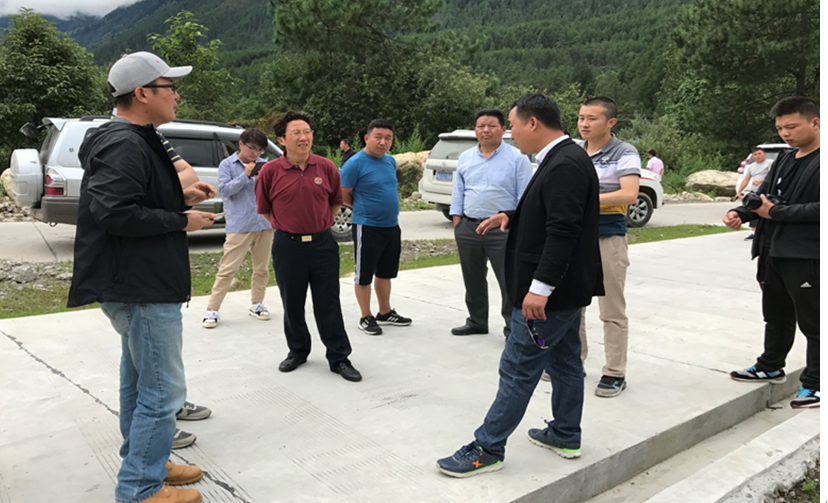 镇长介绍易地扶贫搬迁情况