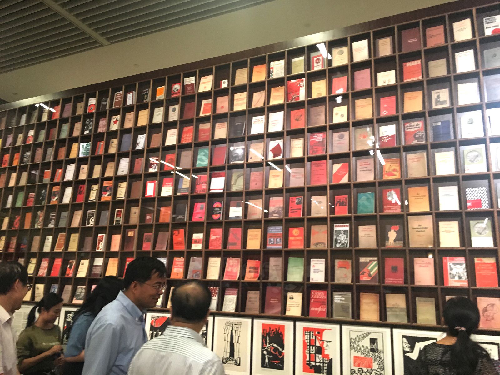 马克思主义经典著作和中国马克思主义研究图书墙，孔敬摄影
