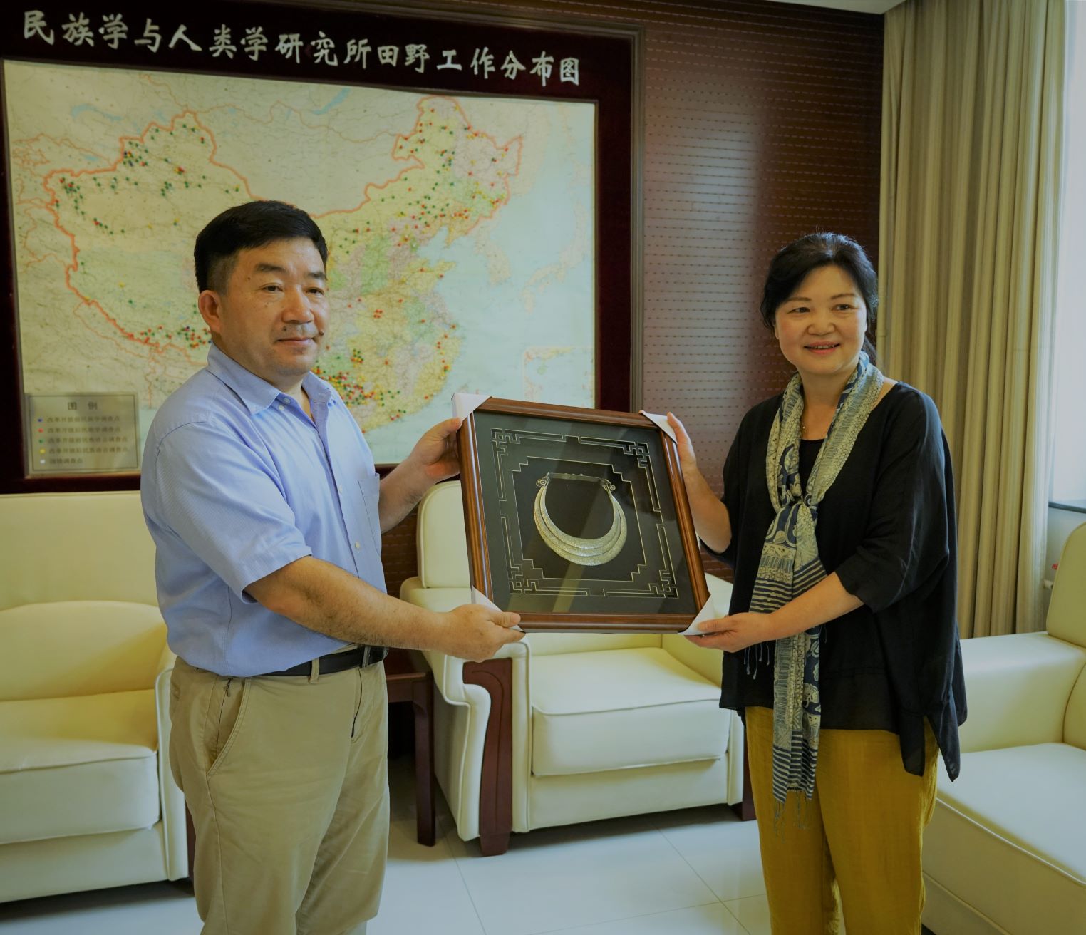 黄晓所长代表贵州省社会科学院赠送了礼物，庆祝我所成立60周年