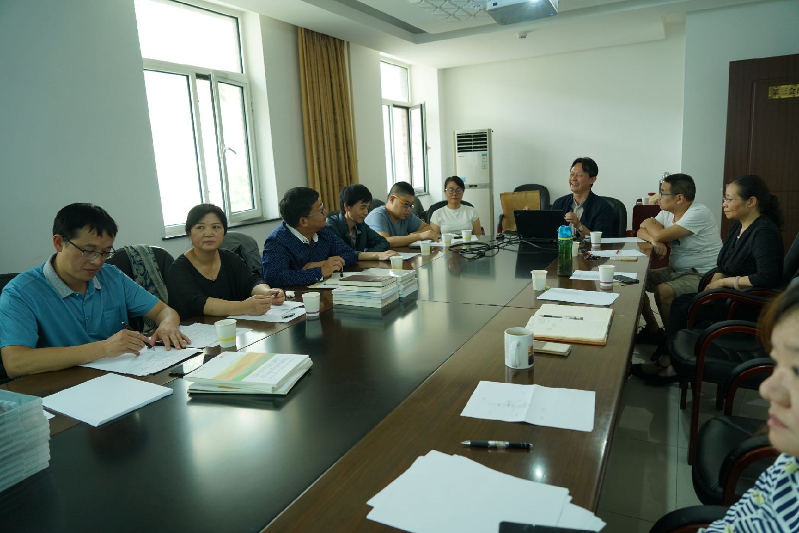 王延中所长向贵州省社会科学院回赠我所出版的国际人类学民族学学刊、大调查著作凯里篇、人类学影片等礼物